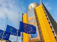 Banderas de la UE en el exterior del edificio de la Comisión Europea en Bruselas.