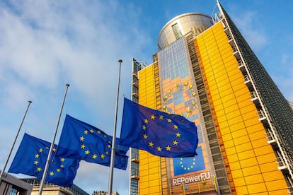 Sede de la Comisión Europea en Bruselas el 28 de diciembre, con las banderas de la UE ondeando a media asta en homenaje al fallecido Jacques Delors.