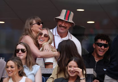 Taylor Swift abraza a Brittany Mahomes junto a sus respectivas parejas, los jugadores del Kansas City Chiefs Travis Kelce y Patrick Mahomes, en el US Open de tenis celebrado en Nueva York el 8 de septiembre de 2024.