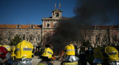 Protesta de los bomberos ante el Parlament este enero.