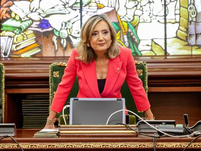 PAMPLONA, 28/12/2023.- La alcaldesa de Pamplona, Cristina Ibarrola (c) durante el pleno extraordinario convocado antes de la moción de censura en el Ayuntamiento de Pamplona, este jueves. La primera moción de censura de la historia democrática del Ayuntamiento de Pamplona despojará de la alcaldía a UPN y dará paso a un gobierno local liderado por EH Bildu con el apoyo de PSN, Geroa Bai y Contigo-Zurekin. EFE/Villar López
