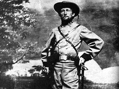 John S. Mosby, en una foto de estudio en Richmond poco antes del fin de la guerra. Para la ocasión luce el sable descartado en sus incursiones.