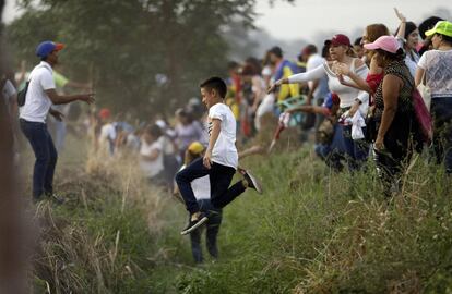 Miles de personas comienzan a llegar al concierto benéfico que se celebra este viernes en Cúcuta (Colombia).