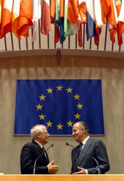 El Rey conversa con Borrell en el Parlamento europeo.