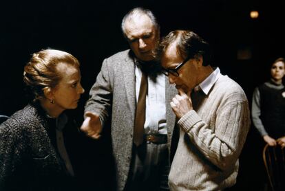 El director Woody Allen (a la derecha) conversa con los actores Gena Rowlands y John Houseman en la película 'Another Woman (Otra mujer)' de 1988.