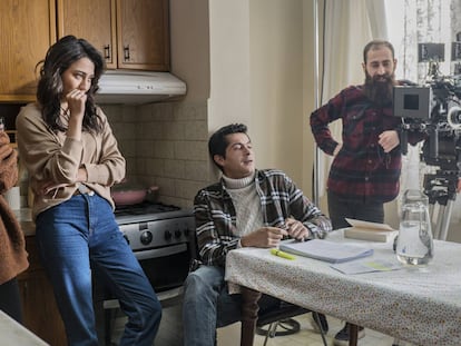 Los actores Ismail Hacioglu y Merve Çagiran (“Choque” y “Amor sin palabras”) ensayan con sus compañeros el rodaje de una escena de Çocuk en una cocina tan pequeña que apenas cabe el equipo técnico.