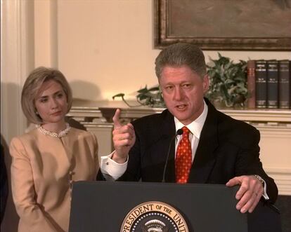 El presidente Bill Clinton, acompañado de su mujer, Hillary, comparece el 26 de enero de 1998 para dar explicaciones sobre el 'caso Lewinsky'. 