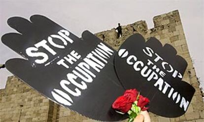 Un grupo de activistas, durante una protesta en la parte antigua de Jerusalén, en la que piden el fin de la ocupación israelí.