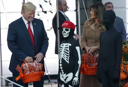 Donald Trump y Melania, junto a los niños disfrazados que han ido a recoger caramelos a la Casa Blanca.