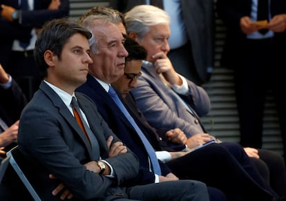 El primer ministro francés, Gabriel Attal, y el íder del partido Movimiento Democrático, Francois Bayrou, siguen la rueda de prensa de Macron este miércoles en París. 