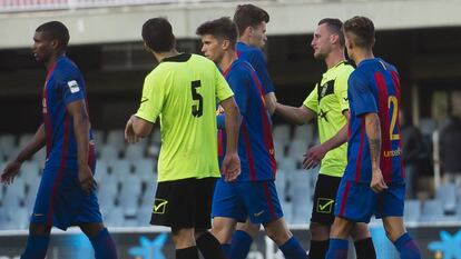 Jogadores do Barcelona B e do Eldense depois do 12 x 0.