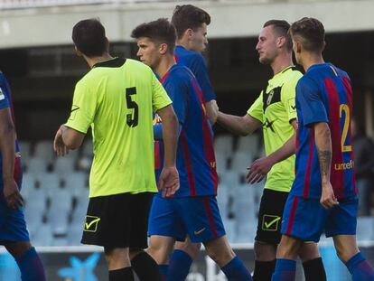 Jogadores do Barcelona B e do Eldense depois do 12 x 0.