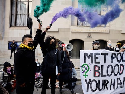 "La Policía Metropolitana tiene sangre en sus manos". Manifestantes ante el Tribunal Penal de Inglaterra, este jueves en Londres