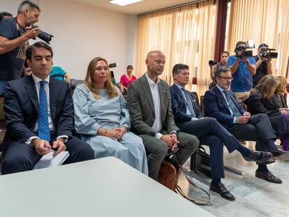 Klas Nilsson, portavoz de Boliden, (en el centro con traje verde), durante la primera sesión del juicio en Sevilla por el desastre de Aznalcóllar.