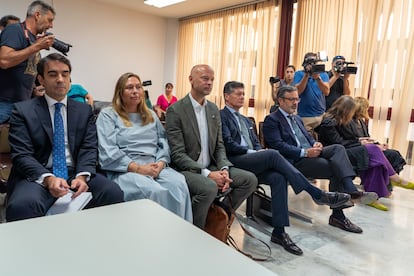 Klas Nilsson, portavoz de Boliden, (en el centro con traje gris), durante la primera sesión del juicio en Sevilla por el desastre de Aznalcóllar.