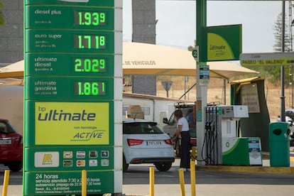 Panel con los precios de los carburantes en una gasolinera de Sevilla, el lunes.