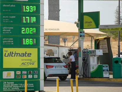 Panel con los precios de los carburantes en una gasolinera de Sevilla, el lunes.