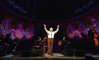 Raimon durant el seu recital al Palau de la Música Catalana.