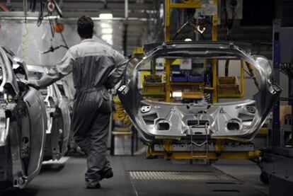 La fábrica de Peugeot en Montbeliard (Francia) apenas necesita trabajadores en el montaje.