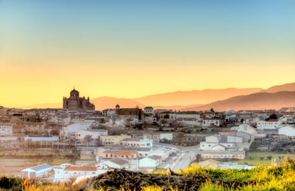 Vista de la localidad de Huéscar, con el perfil de la  la colegiata de Santa María. 