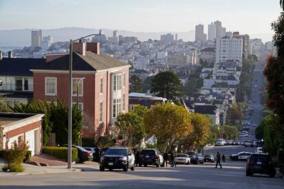 Los investigadores trabajaban este viernes por la mañana en el exterior de la casa de Paul y Nacy Pelosi, en San Francisco.