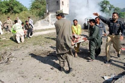 Personal de seguridad y voluntarios trasladan a los heridos en el atentado suicida doble que ha tenido lugar hoy en Quetta.