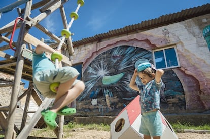 Dos niños juegan en Fuentelfresno.