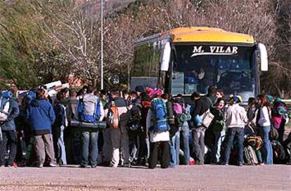 Salida desde Alcalá de Henares (Madrid) de voluntarios para limpiar la marea negra del <b></b><i>Prestige.</i>