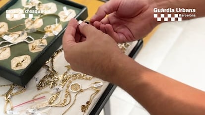 Algunas de las joyas recuperadas por Mossos d'Esquadra y Guardia Urbana.