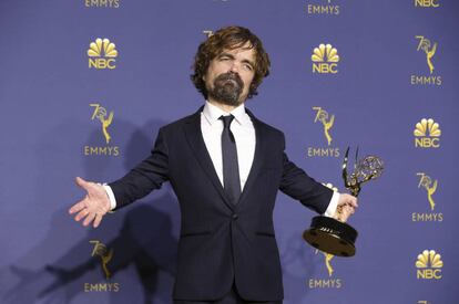 Peter Dinklage posa con su premio Emmy por 'Juego de Tronos'.