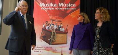 El alcalde de Bilbao, Iñaki Azkuna en la presentación de Musika-Música, junto a la directora de la Fundación Bilbao 700, Begoña Salinas (centro) y la concejala de Cultura, Ibone Bengoetxea.