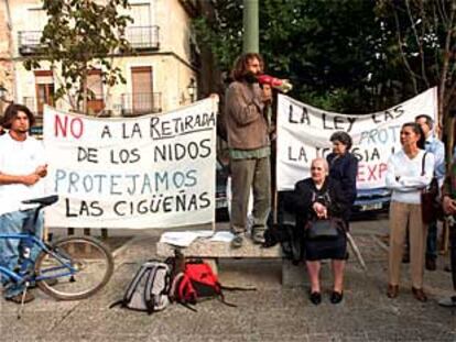 Vecinos de Alcalá protestan contra el traslado de las cigüeñas.