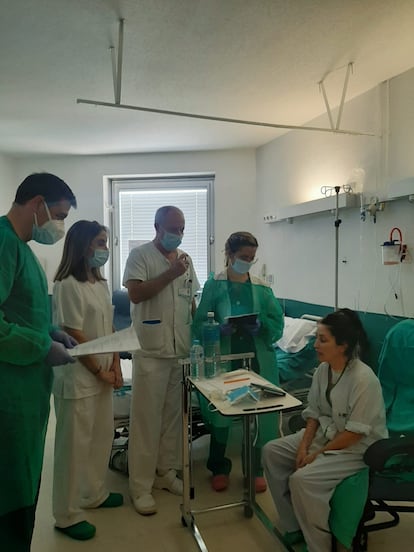 Marta Castanys, rodeada del equipo médico que la atendió en el hospital 12 de Octubre