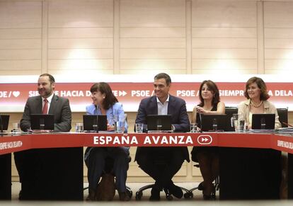 José Luis Ábalos, Cristina Narbona, Pedro Sánchez, Adriana Lastra y Carmen Calvo, en la reunión de la ejecutiva permanente en la sede del PSOE en la calle de Ferraz (Madrid) este lunes. 