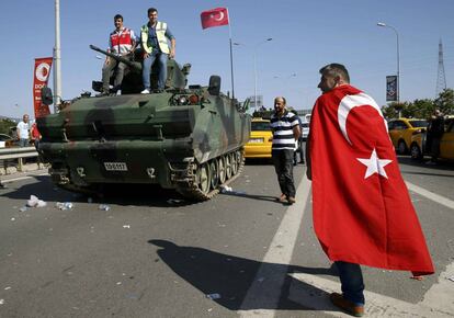 Un home amb la bandera turca a l'aeroport d'Estambul.