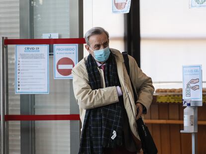 Antonio Burgueño, exasesor sanitario de la Comunidad de Madrid, de camino a la sala de la Asamblea de Madrid donde ha declarado este viernes.