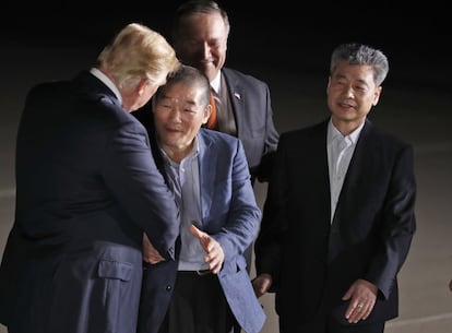 El comunicado ha sido emitido tan solo unos minutos antes de que los tres liberados llegaran a Alaska. Además, este jueves se reunirán con Trump. En la imagen, Donald Trump saluda a Kim Dong Chu, uno de los liberados por Corea del Norte.