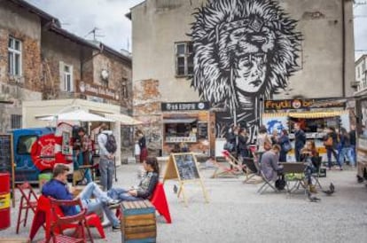 'Food trucks' en una plaza de Kazimierz, en Polonia.