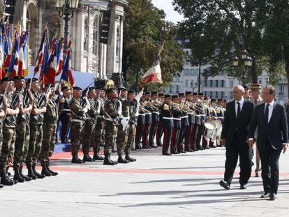 François Hollande pasa revista a las tropas en París.