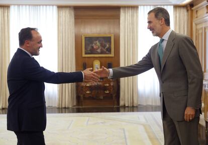 El rey Felipe VI saluda al presidente de Unión del Pueblo Navarro (UPN), José Javier Esparza Abaurrea.