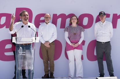 Lorenzo Córdova, José Ramón Cossío Díaz,  Mariclaire Acosta y José Woldenberg durante la concentración en el  Zócalo de Ciudad de México en la  "Marcha por la Democracia", en febrero 2024.