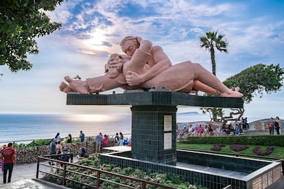 'El beso', obra del artista peruano Víctor Delfín, en el parque del Amor, un espacio ajardinado frente al Pacífico en el distrito de Miraflores de Lima.