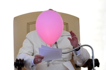 Un globo tapa la cara del papa Francisco durante una audiencia general en la plaza de San Pedro del Vaticano. 14 de mayo de 2014.