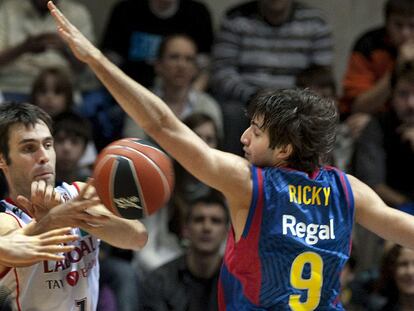 Ricky Rubio trata de interceptar un pase de San Emeterio en un partido de la fase regular de la ACB.