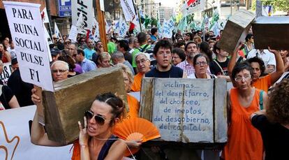 Manifestación de protesta por los recortes en el centro de Valencia.