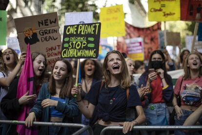 Jóvenes protestan por las calles de Londres, Reino Unido. 