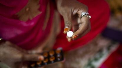 Shaheen, una joven india de 19 años, toma pastillas de hierro durante su embarazo.