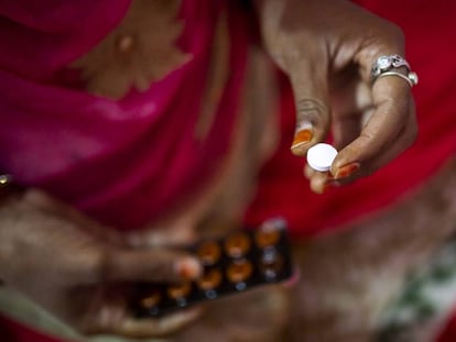 Shaheen, una joven india de 19 años, toma pastillas de hierro durante su embarazo.