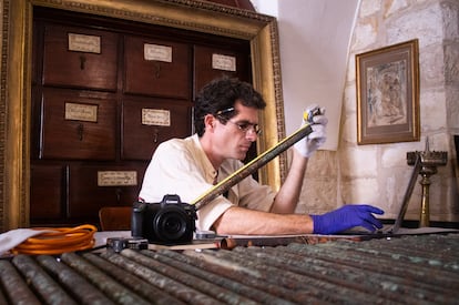 David Catalunya descubre en Jerusalén el órgano más antiguo de la cristiandad.