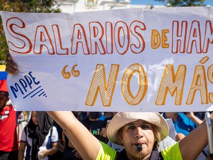 Trabajadores del sector publico participan en una manifestación en Maracaibo (Venezuela).